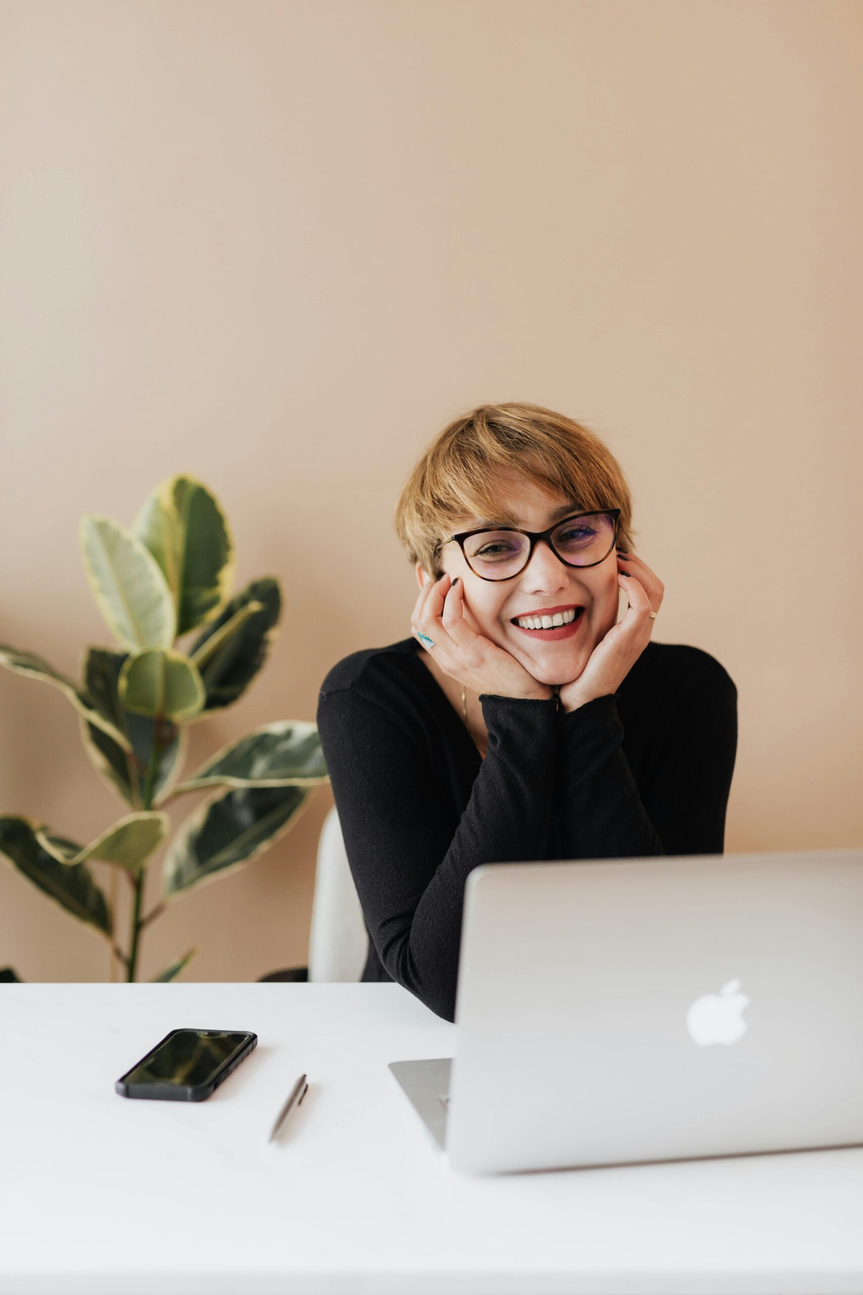 Femeie blondă participând la webinarele online de fitoterapie, biorezonanță și nutriție fitoterapeutică